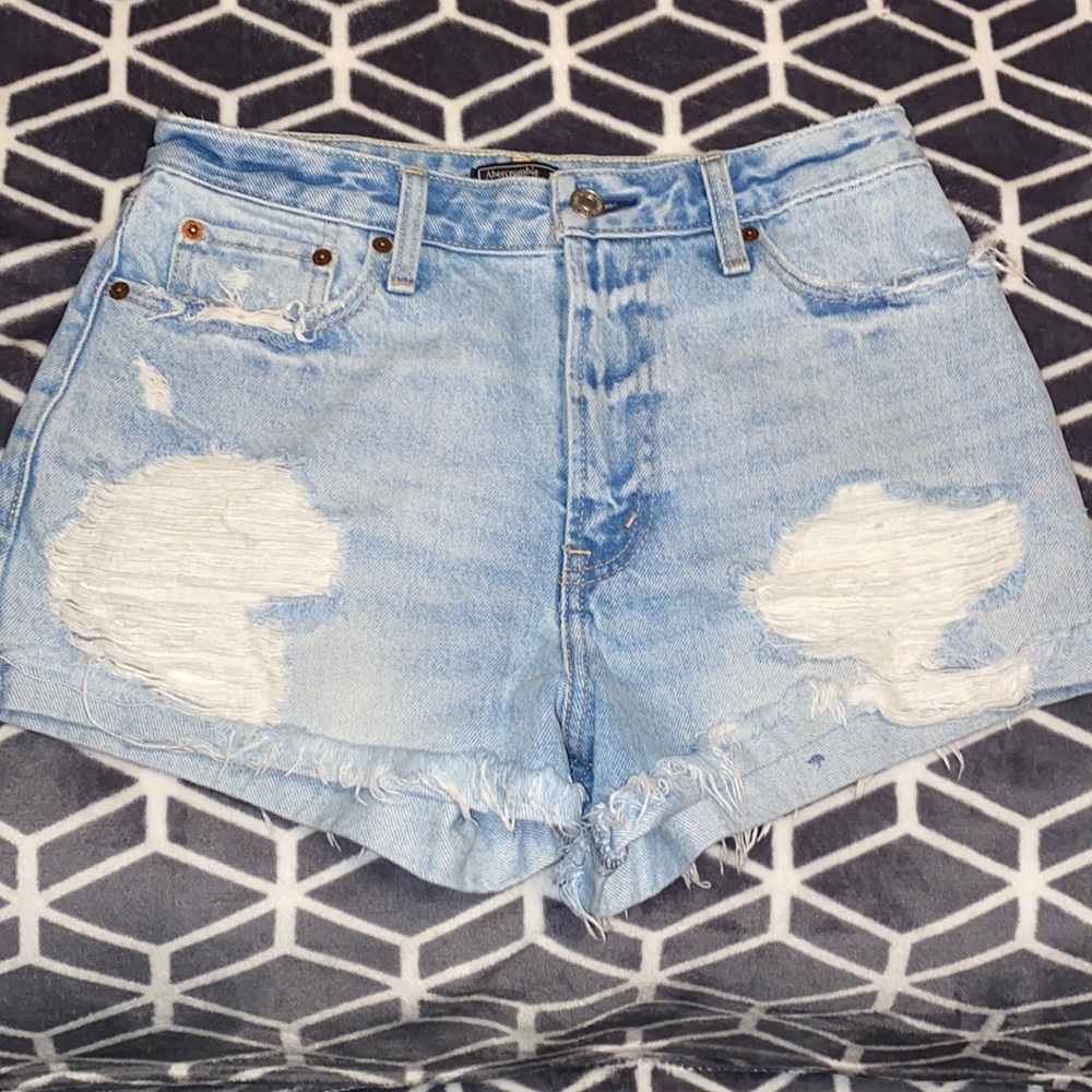 EUC A & F Annie high rise. Size 27/4. Distressed. Light wash